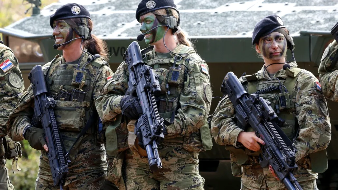 Croația reintroduce armata OBLIGATORIE. Care sunt motivele pentru care liderii de Zagreb au luat decizia, chiar dacă sunt mai departe de Rusia