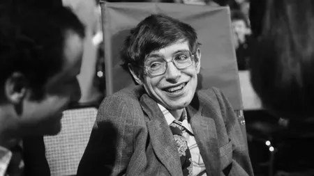 Dezvăluiri din dosarele „Epstein”. Fizicianul Stephen Hawking apare într-o fotografie controversată. Ce anunț a făcut familia