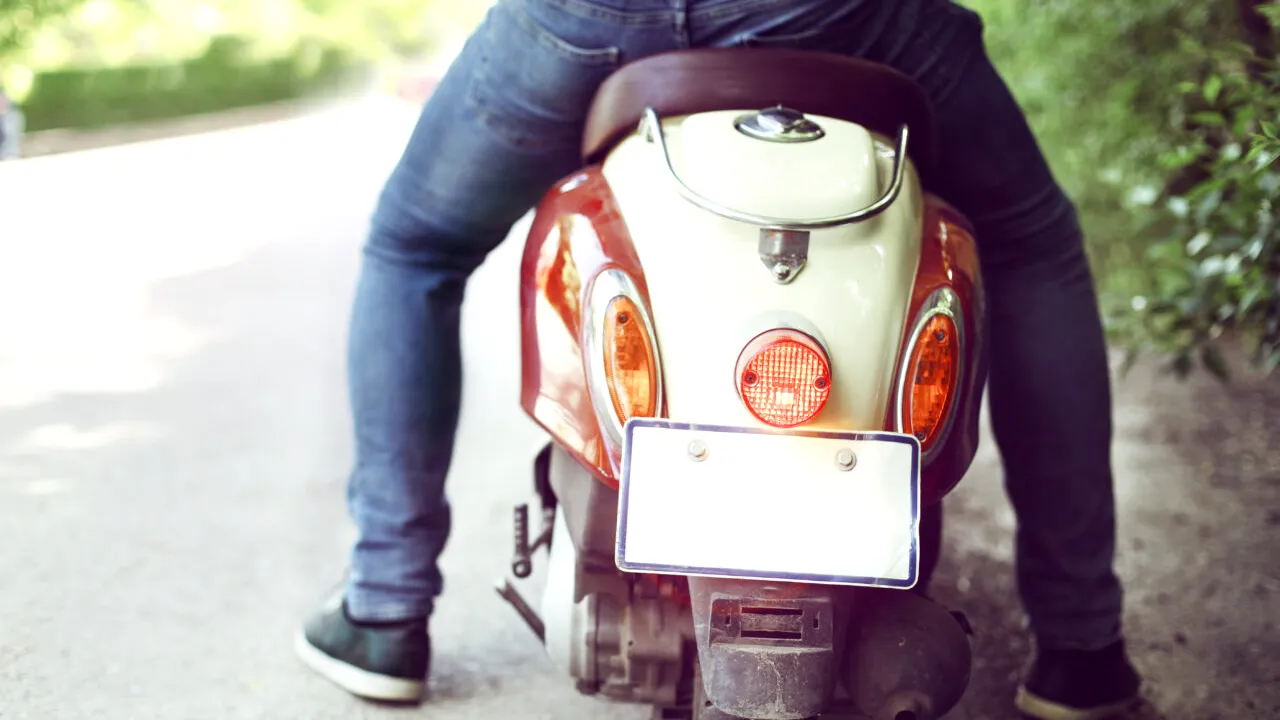 Ce a pățit un șofer român care aducea 25 de scutere din Olanda, pe o singură platformă