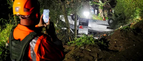 Accident cumplit în Indonezia: 27 de morți după ce un autobuz în care se aflau elevi și părinți s-a răsturnat într-o râpă - FOTO