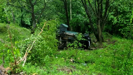 Tânăr de 21 de ani, decedat după ce s-a rostogolit 50 de metri cu mașina: Alte două persoane au fost transportate la spital - FOTO