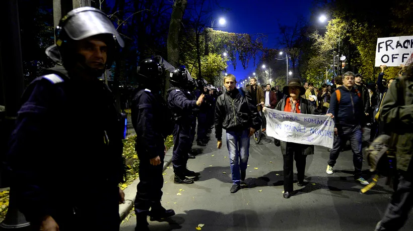Protestatarii au ajuns la Unirii și s-au așezat pe carosabil, blocând intersecția cu Bd. Brătianu