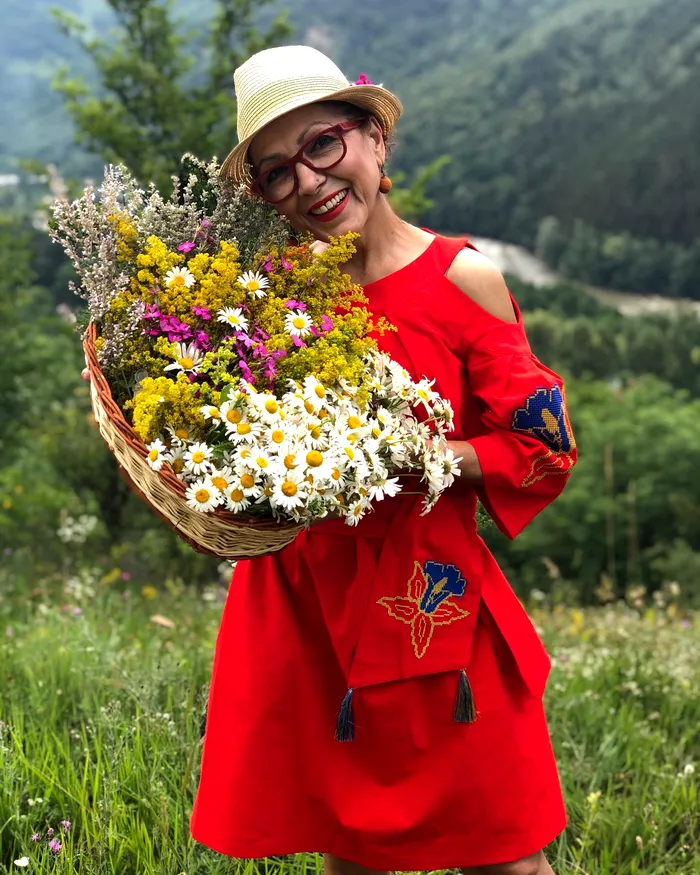 Pasiune transformată în afacere de succes. Elena a reușit să impresioneze vedetele de la Hollywood cu leacuri de la bunica ei