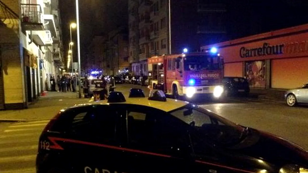 Opt persoane au fost rănite după incendierea ușii apartamentului unei românce, în Italia