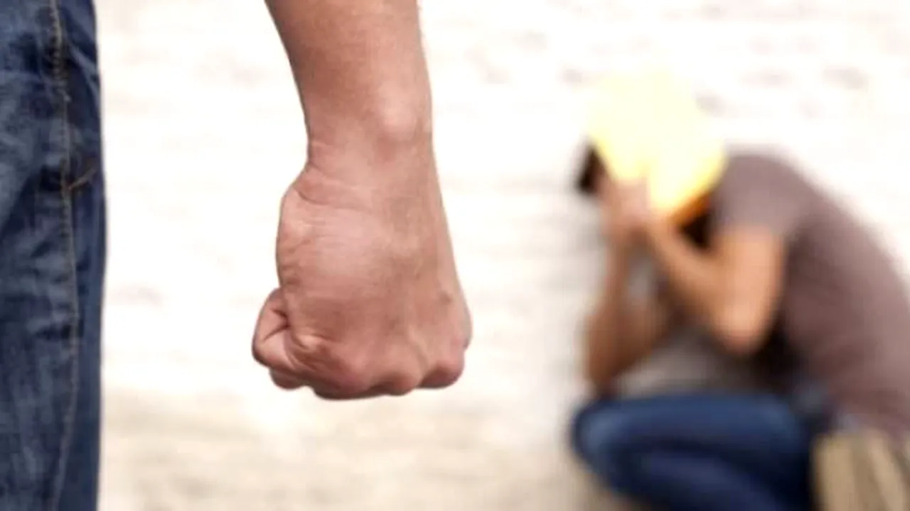 Bătaie într-o agenție imobiliară din Năvodari. A fost LOVIT cu sălbăticie pentru un anunț postat pe Internet