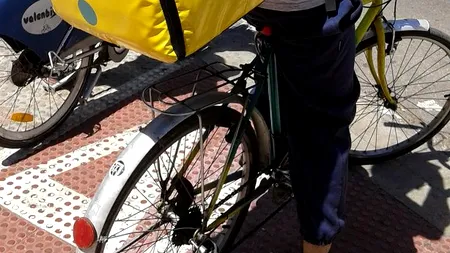 Câți bani câștigă, de fapt, un curier la Glovo și cât la sută îi oprește statul