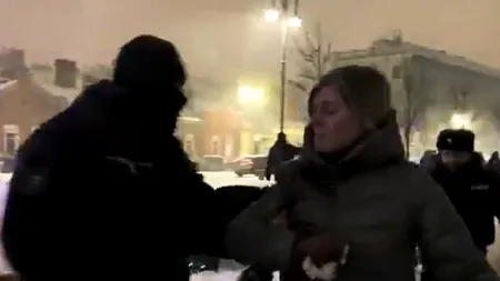 Zeci de persoane care îi aduceau un omagiu lui Navalnîi au fost REȚINUTE și băgate de mascați în dube, în marile orașe ale Rusiei