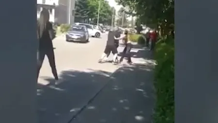 VIDEO | Un tânăr de 21 de ani, snopit în bătaie după o șicanare în trafic. Agresorul a fost reținut