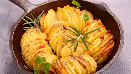 Cartofi la cuptor cu ierburi aromate, rețeta de post gata în doar jumătate de oră