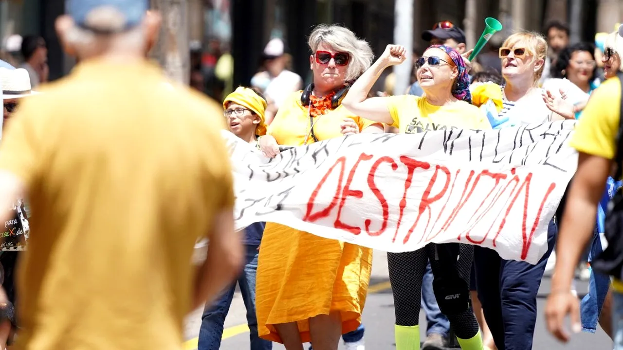 Protestele împotriva turismului excesiv au continuat în TENERIFE. Localnicii se plâng că au ajuns în pragul sărăciei