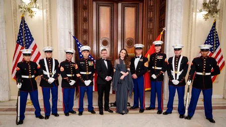 Ministra de Externe Oana Țoiu, „flancată” de opt pușcași marini și de Dickerson, însărcinatul cu afaceri militare al SUA în România. În ce context a fost făcută poza