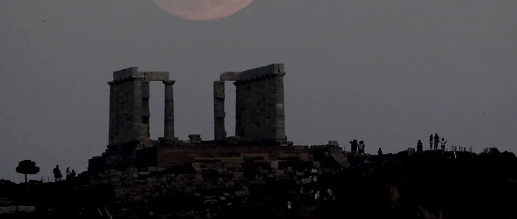 SUPER LUNA 2012 - luna plină deasupra templului lui Poseidon. PLUS: o imagine din București