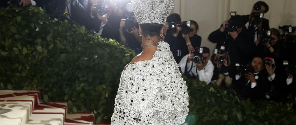 Modă dusă la extrem la Met Gala de la New York. Madonna și Rihanna, „preotese pe covorul roșu