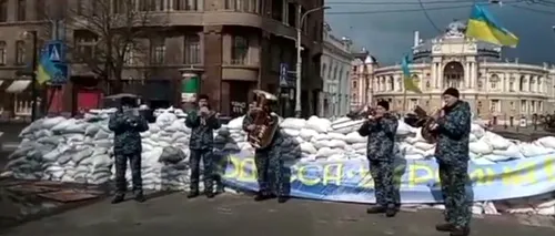 VIDEO | Imagini suprarealiste la Odesa: Fanfara ucraineană a cântat „Don’t worry, be happy”, în așteptarea bombardamentelor