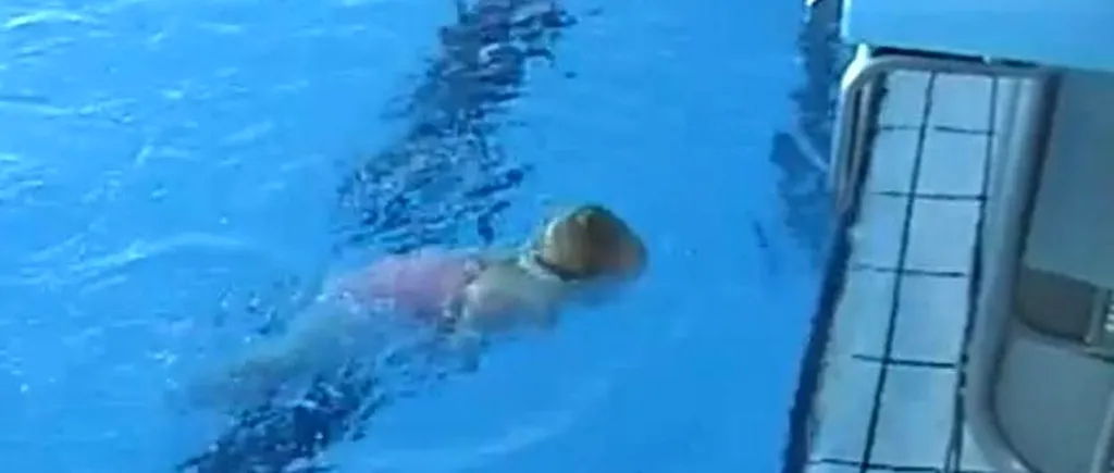 VIDEO: Dovada că bebelușii nu se tem de apă. Cum învață o fetiță de un an să înoate