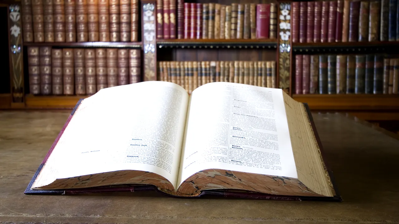 Ce au găsit angajații unei biblioteci într-o carte donată de un ieșean. Poliția a intrat pe fir