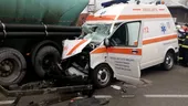 Ambulanță aflată în misiune, implicată într-un accident grav în Gorj. Asistenta e în stare critică