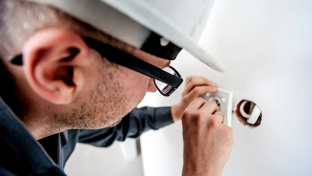 Ce salariu primește un electrician român în Italia. Are cazare și mâncare gratuite!