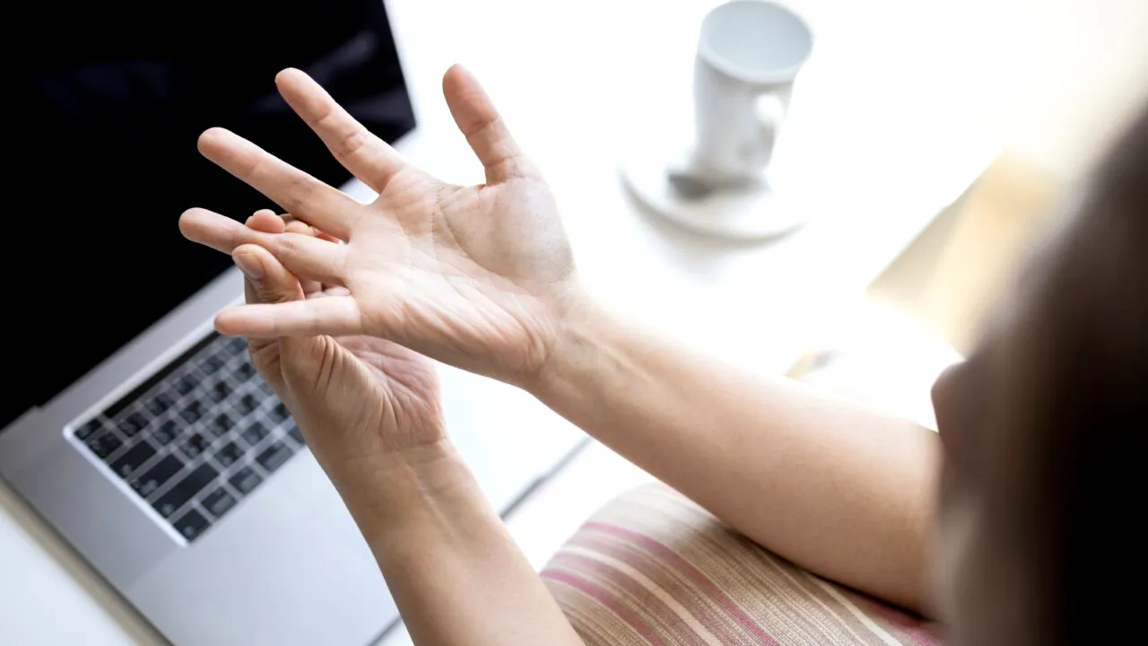 Ce se întâmplă, de fapt, atunci când îți pocnești degetele. Este grav? Ce spun specialiștii