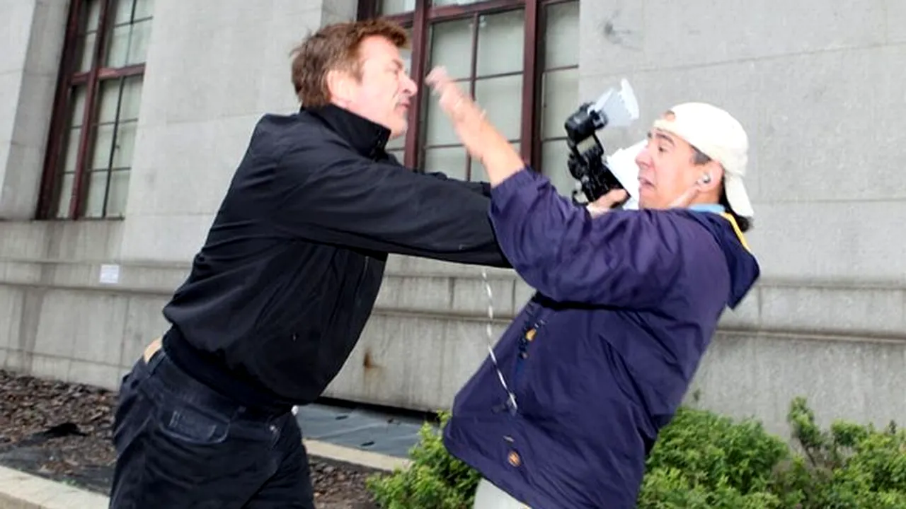Alec Baldwin și-a ieșit din minți în ziua căsătoriei civile: a LOVIT CU PUMNUL un fotograf și a umblat cu un cearșaf în cap pe stradă - GALERIE FOTO