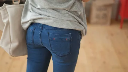 Pericolul la care te expui dacă porți skinny jeans