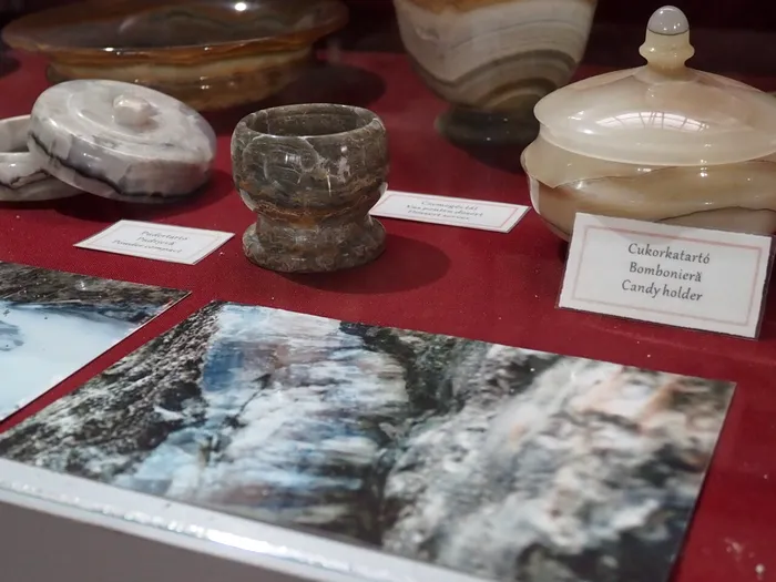 Aragonitul reprezintă un mineral format din carbonat de calciu, cristalizat la presiune mare