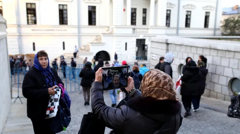 Selfie la racla cu moaștele Sfintei Parascheva. Pelerinajul fotografiilor, la Iași. FOTO
