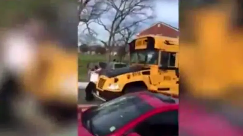 Un bărbat a fost târât câțiva metri de autobuzul școlar. Motivul pentru care șoferul a refuzat să oprească