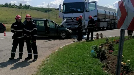 O șoferiță de 41 de ani a murit după impactul cu o cisternă plină cu 33 de tone de combustibil, pe DN1A, în zona Cheia. În mașină se mai aflau doi adulți și un copil