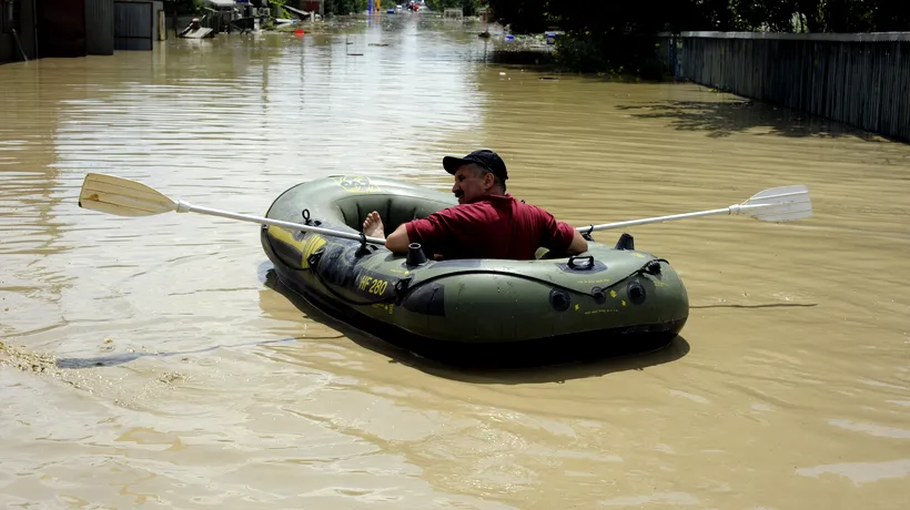 LENE. După ei, potopul. Românii care întâmpină la cârciumă valul doi de inundații: „Doar n-o mai da Dumnezeu ploi ca înainte. O să muncim după ce vine apa...