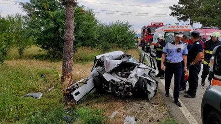 Accident grav în județul Gorj. O femeie a murit după ce mașina în care se afla s-a izbit de un copac | VIDEO