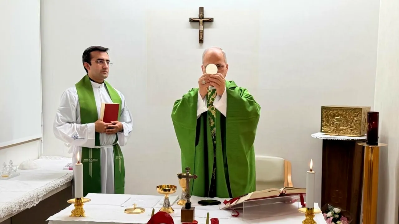 Papa Leon al XIV-lea a oficiat o slujbă de liturghie la spitalul unde a fost operat. Ce anunță Vaticanul despre starea sa de sănătate și când urmează să apară în public
