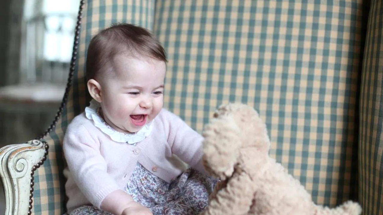 Primele fotografii cu prințesa Charlotte, la șase luni, publicate de familia regală britanică