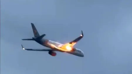 Momentul în care motorul unui avion Boeing ia FOC în timpul zborului: 