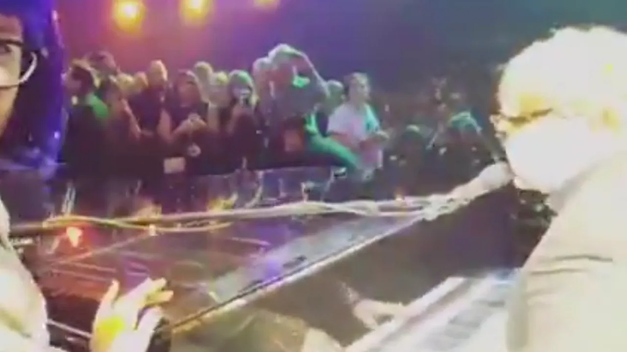 Motivul pentru care unul dintre cei mai iubiți artiști și-a verificat dinții în timpul unui concert, pentru a vedea dacă mai sunt întregi. Incidentul s-a petrecut în Las Vegas