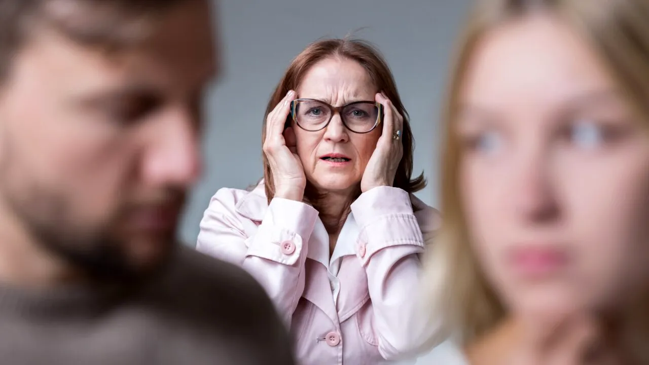 Badantă din Italia, amenințată de fiul bătrânei pe care o îngrijea: „Dacă nu te întorci cu mine, îți omor copiii”