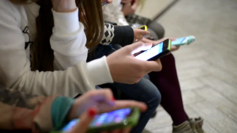 Franța interzice telefoanele mobile în școlile primare și generale