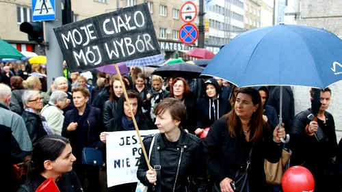 Guvernul polonez renunță la proiectul de lege pentru interzicerea completă a avortului