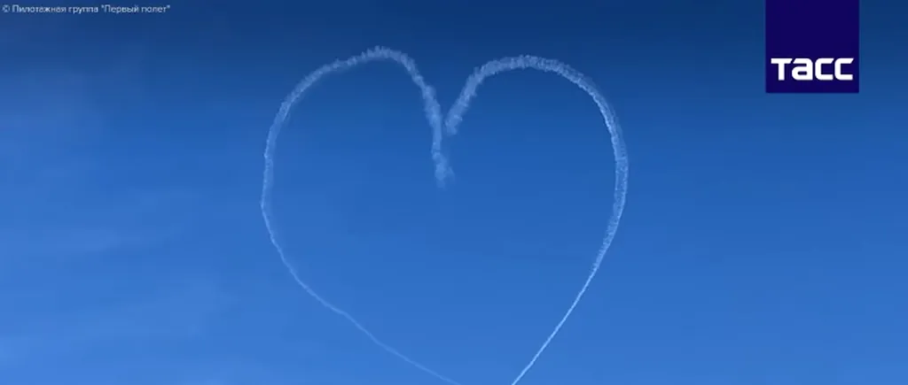 Ziua Rusiei. Piloții au desenat pe cer o inimă cu o lungime de o jumătate de kilometru