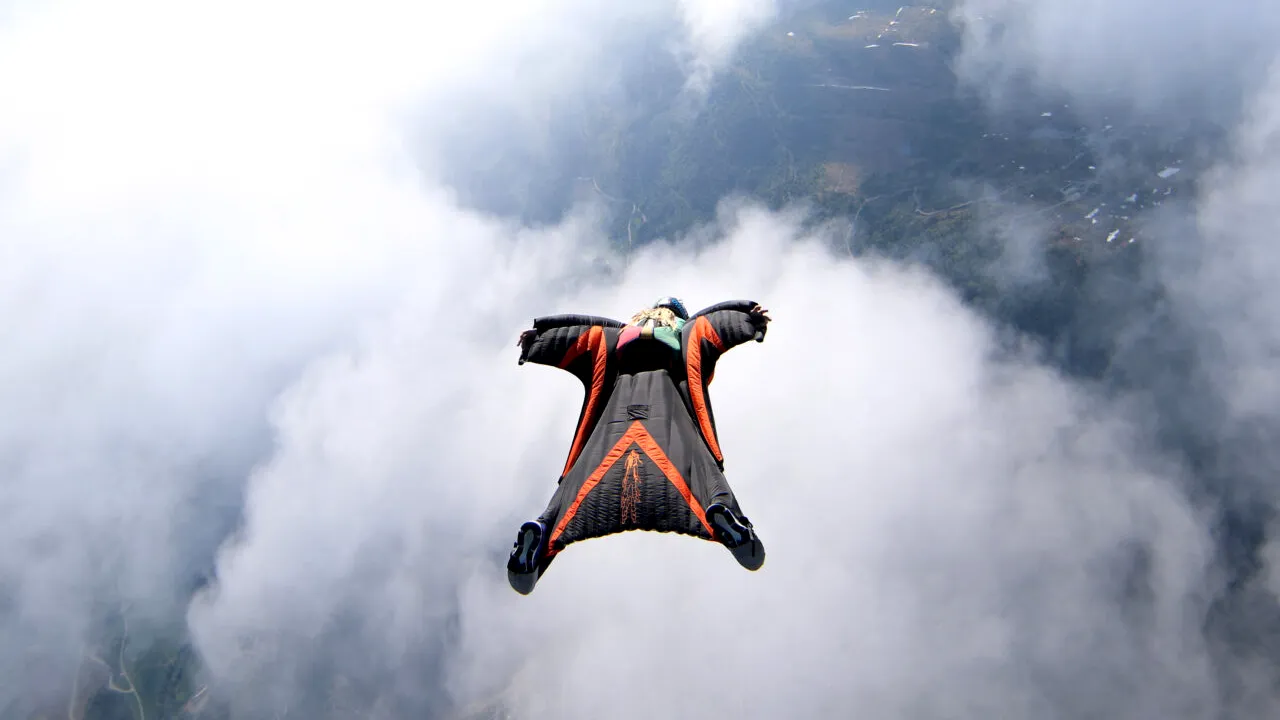 A murit campionul britanic Liam Byrne, după ce a decolat de la 2.400 metri. Era unul dintre cei mai experimentați zburători de wingsuit