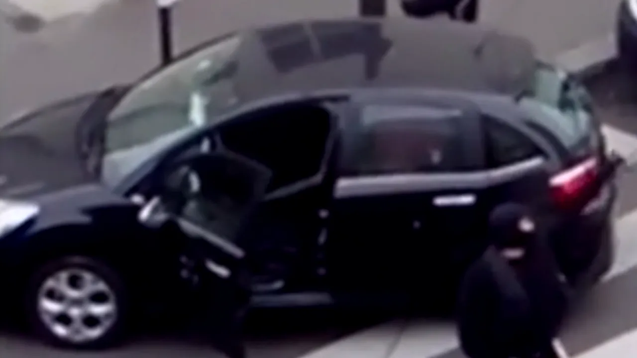 NOI IMAGINI după atacul de la Charlie Hebdo. Reacția echipajului de poliție în care atacatorii au tras mai multe focuri de armă 