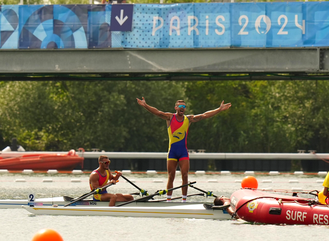 Sportivii Marian Florian Enache şi Andrei Sebastian Cornea au câştigat aur proba de dublu vâsle masculin, la Jocurile Olimpice de la Paris / Sursa foto: Prosport