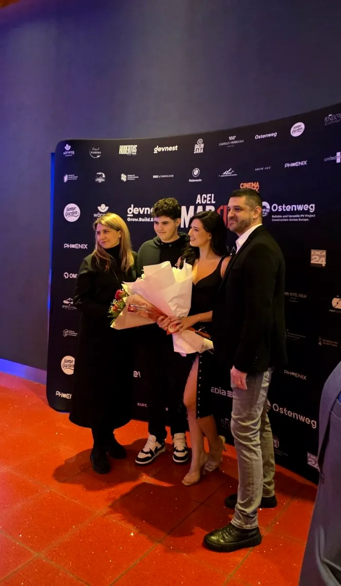 Protagonista filmului, Mădălina Bellariu Ion, alături de prietenii prezenţi la avanpremiera filmului 