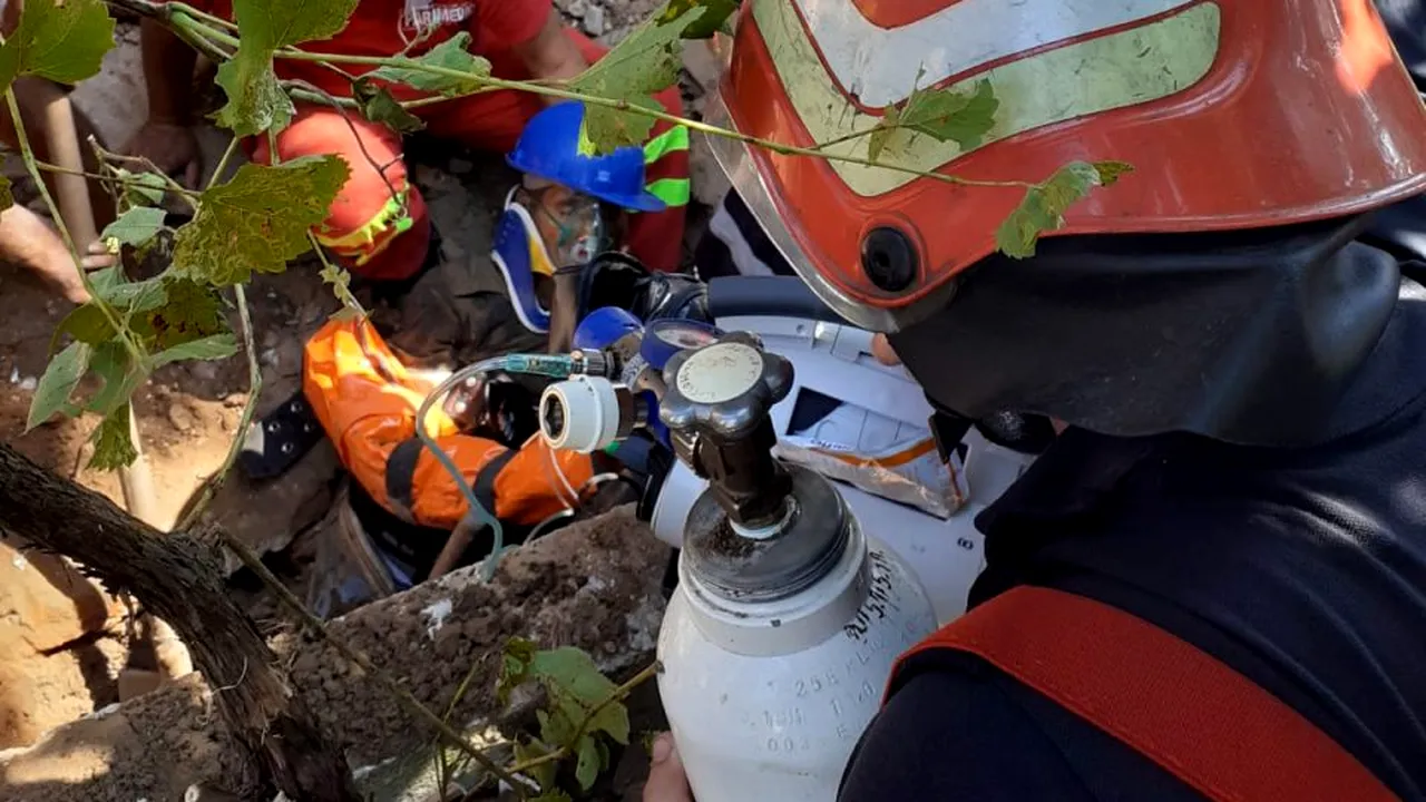 UPDATE - Dosar penal pentru ucidere din culpă și vătămare corporală după ce zidul unei case s-a prăbușit peste doi muncitori, în Dolj. Unul a fost scos la timp, dar al doilea nu a mai putut fi salvat