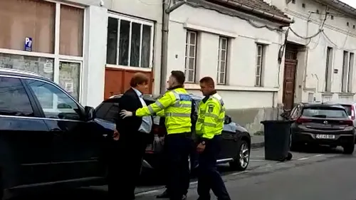 Un medic celebru din Tîrgu Mureș, încătușat pe stradă de polițiști, după un simplu control în trafic. VIDEO
