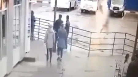 Rusia: Un tânăr chemat să se înroleze în armată și-a dat foc în fața unui centru de recrutare | VIDEO