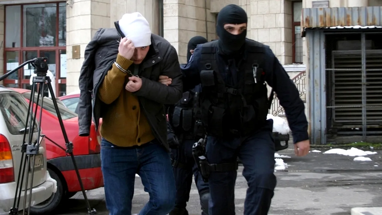 DIICOT: Peste 20 de persoane au fost reținute în cazul privind falsificarea de carduri