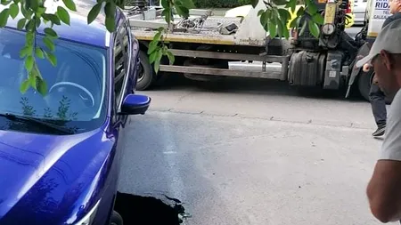 Asfaltul dintr-o parcare din Craiova s-a surpat sub greutatea unui autoturism. Canalizarea a cedat, din cauza ploilor | VIDEO