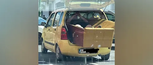 O fotografie cu o mașină care transportă o canapea în care stă așezat pe spate un bărbat a devenit VIRALĂ. Întâmplarea inedită a avut loc la Arad