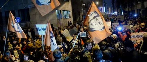 Mii de protestatari au cerut în fața sediului fiscului din Budapesta demiterea șefei instituției